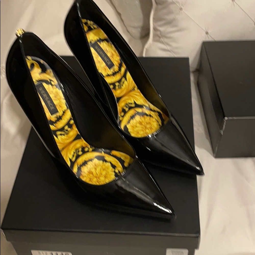 Versace
Decoll Barocco Patent Pumps - New